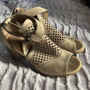 Sandel/ heels